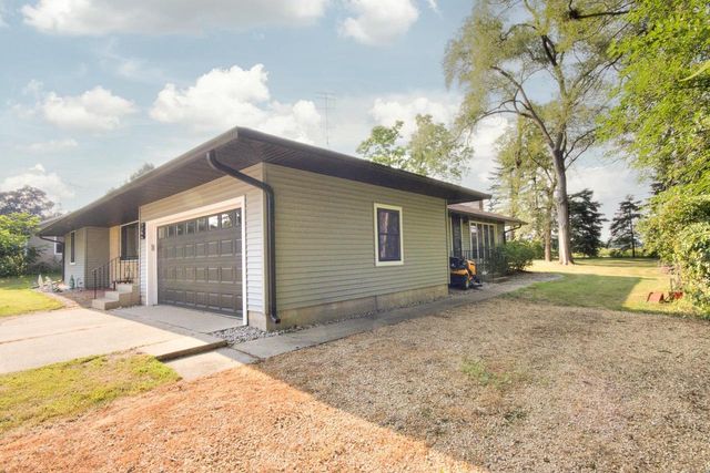 214 Breezy Point Drive, Pardeeville, WI 53954