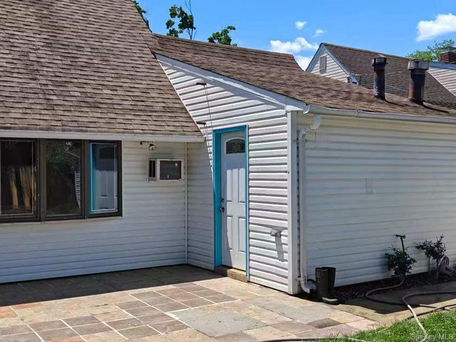 82 Lantern Road, Hicksville, NY 11801