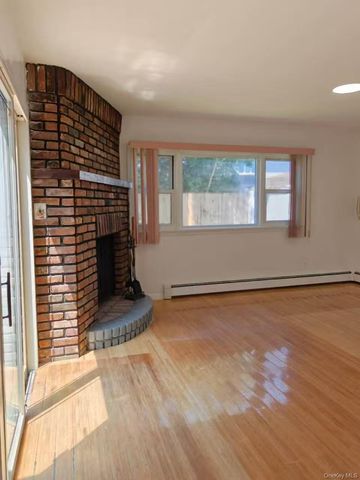 82 Lantern Road, Hicksville, NY 11801