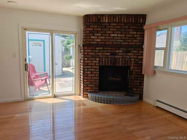 82 Lantern Road, Hicksville, NY 11801