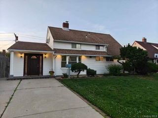 82 Lantern Road, Hicksville, NY 11801