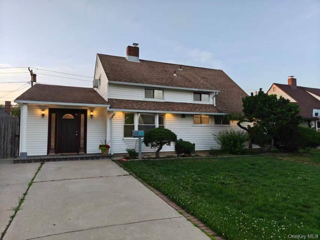 82 Lantern Road, Hicksville, NY 11801