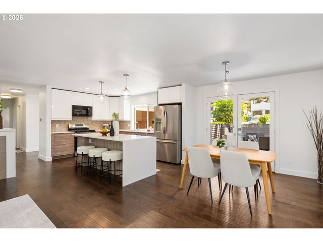 2721 Sw PLUM Ct, Portland, OR 97219