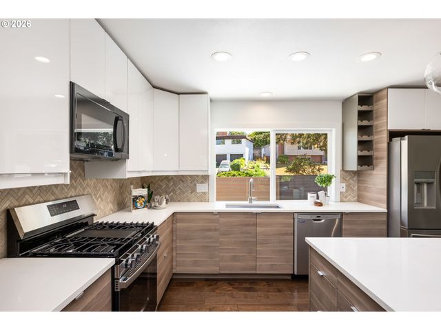 2721 Sw PLUM Ct, Portland, OR 97219