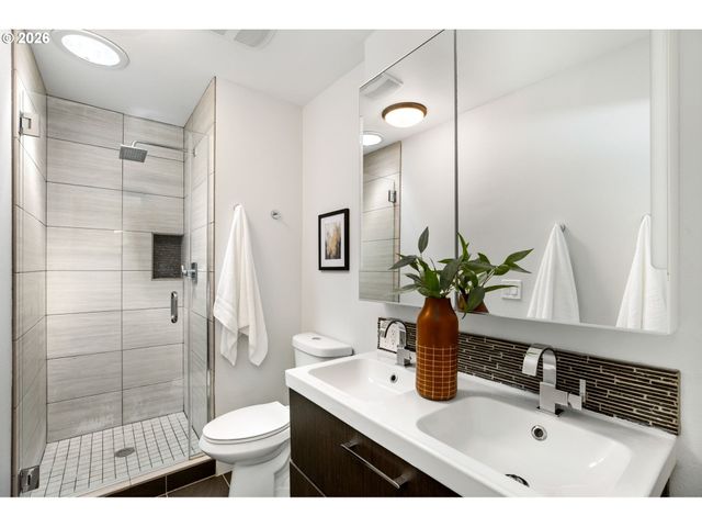 2721 Sw PLUM Ct, Portland, OR 97219