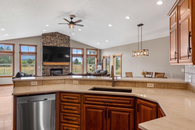 6608 N Vincent Ln, Newman Lake, WA 99025