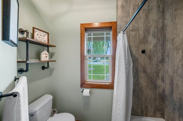 6608 N Vincent Ln, Newman Lake, WA 99025