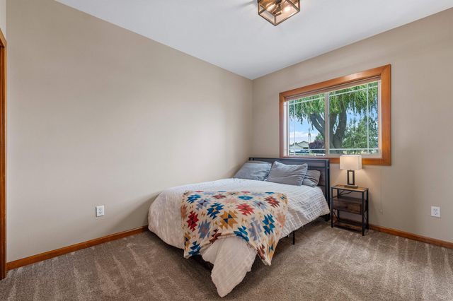 6608 N Vincent Ln, Newman Lake, WA 99025