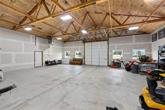 6608 N Vincent Ln, Newman Lake, WA 99025