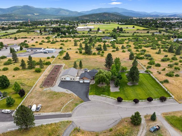 6608 N Vincent Ln, Newman Lake, WA 99025