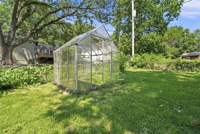 8812 W 72nd Street, Overland Park, KS 66204