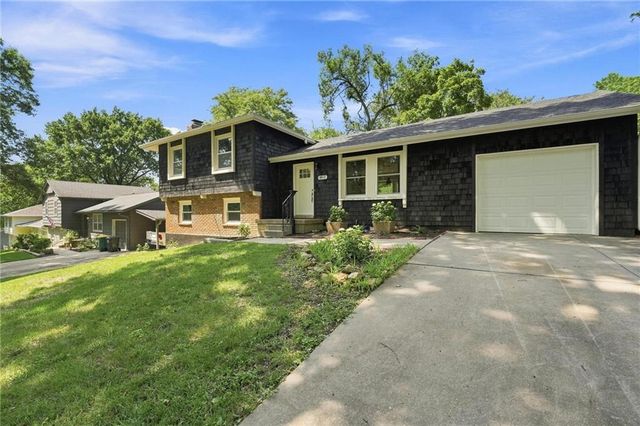8812 W 72nd Street, Overland Park, KS 66204