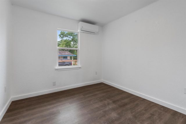 1216 Jones ST, Taylor, TX 76574