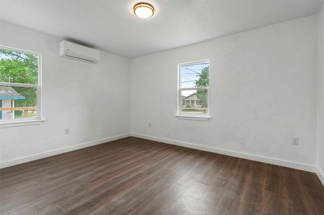1216 Jones ST, Taylor, TX 76574