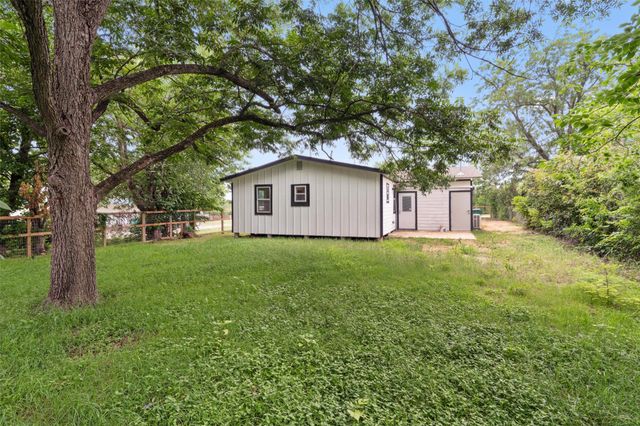 1216 Jones ST, Taylor, TX 76574
