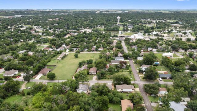 1216 Jones ST, Taylor, TX 76574