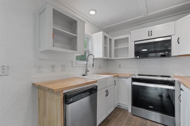 1216 Jones ST, Taylor, TX 76574