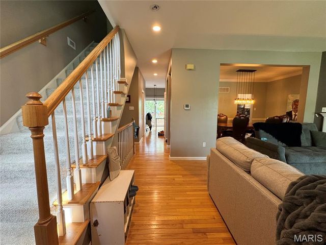 905 N Hanley Road, University City, MO 63130