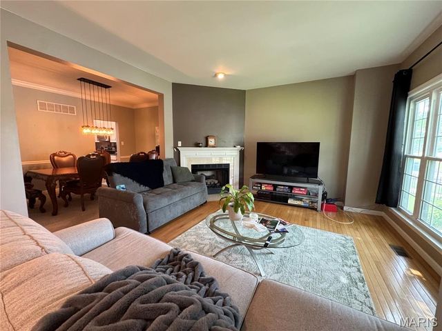 905 N Hanley Road, University City, MO 63130