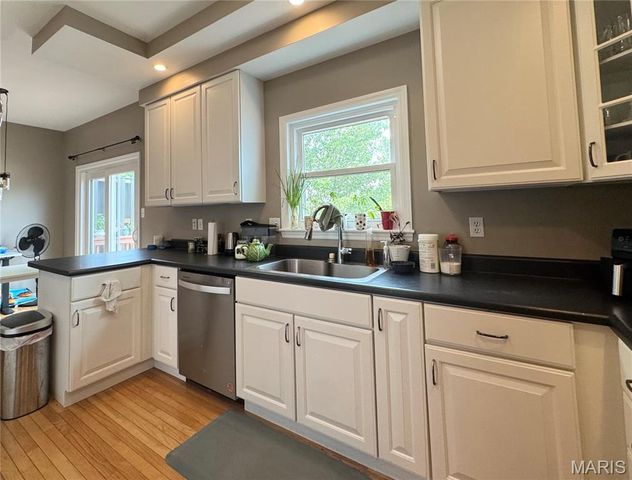 905 N Hanley Road, University City, MO 63130