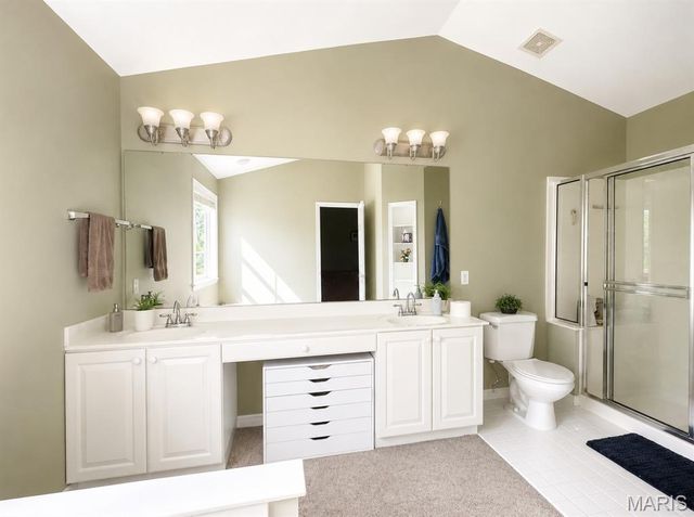 905 N Hanley Road, University City, MO 63130