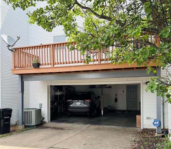 905 N Hanley Road, University City, MO 63130