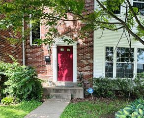 905 N Hanley Road, University City, MO 63130