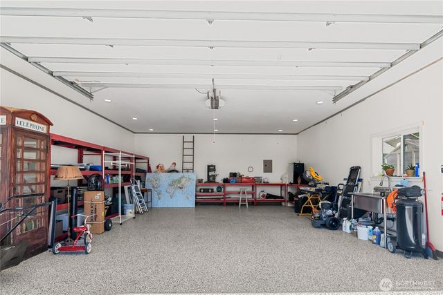 15 Maple Leaf Street, Raymond, WA 98577