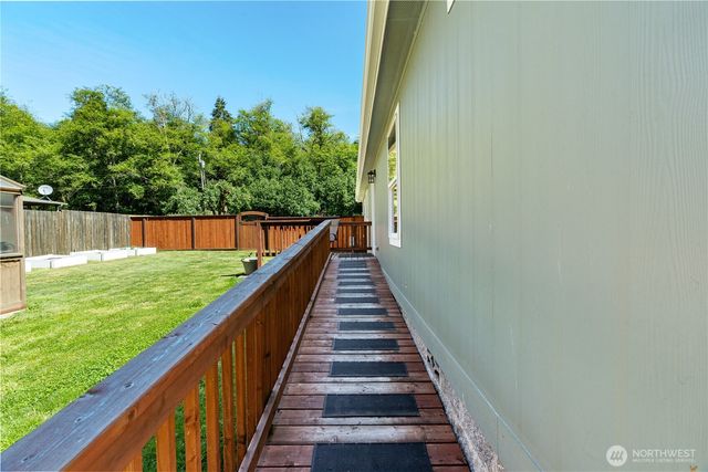 15 Maple Leaf Street, Raymond, WA 98577