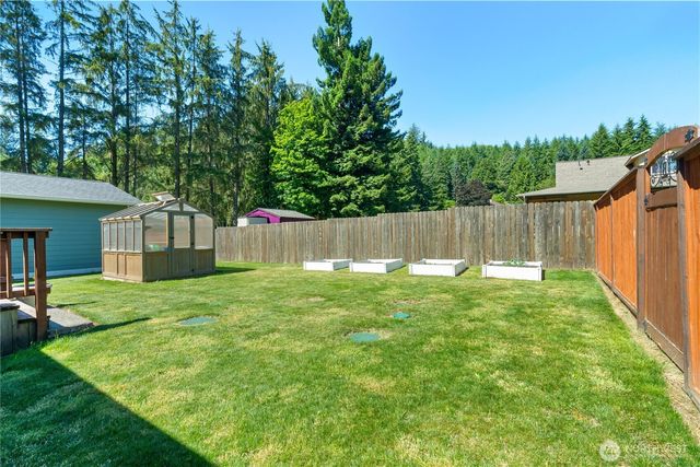 15 Maple Leaf Street, Raymond, WA 98577