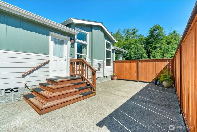 15 Maple Leaf Street, Raymond, WA 98577