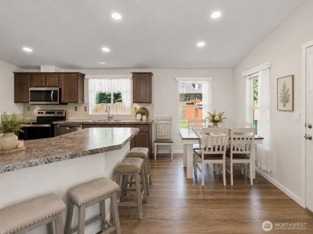 15 Maple Leaf Street, Raymond, WA 98577