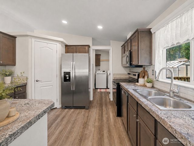 15 Maple Leaf Street, Raymond, WA 98577