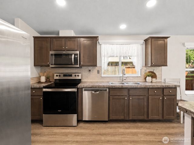15 Maple Leaf Street, Raymond, WA 98577