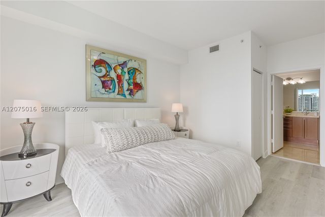 79 SW 12th St 3704, Miami, FL 33130