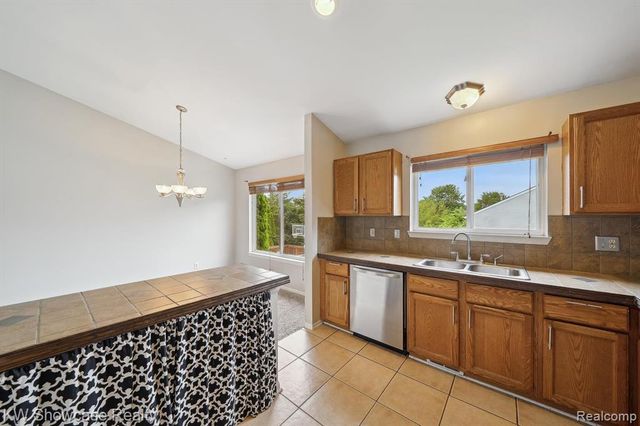 2738 Birchwood Drive, Waterford, MI 48329