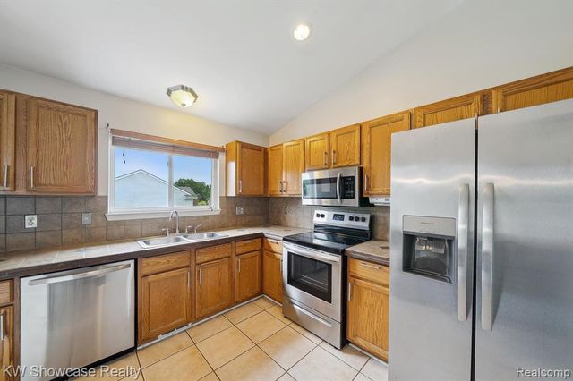 2738 Birchwood Drive, Waterford, MI 48329