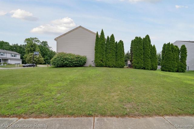 2738 Birchwood Drive, Waterford, MI 48329