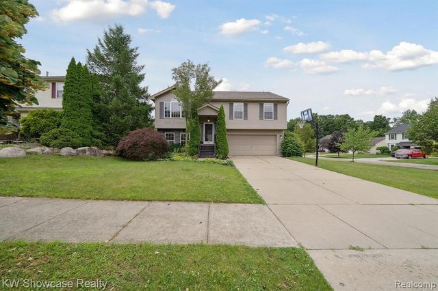 2738 Birchwood Drive, Waterford, MI 48329