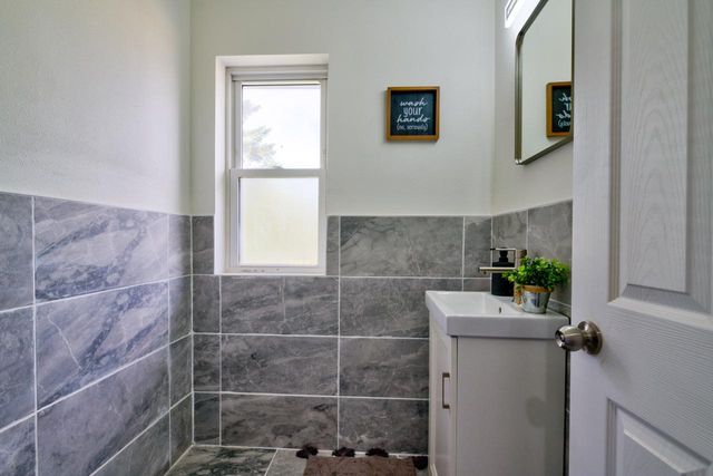 5940 N 72nd STREET, Milwaukee, WI 53218