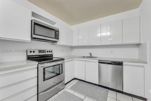 2500 PARKVIEW DR 1418, Hallandale Beach, FL 33009