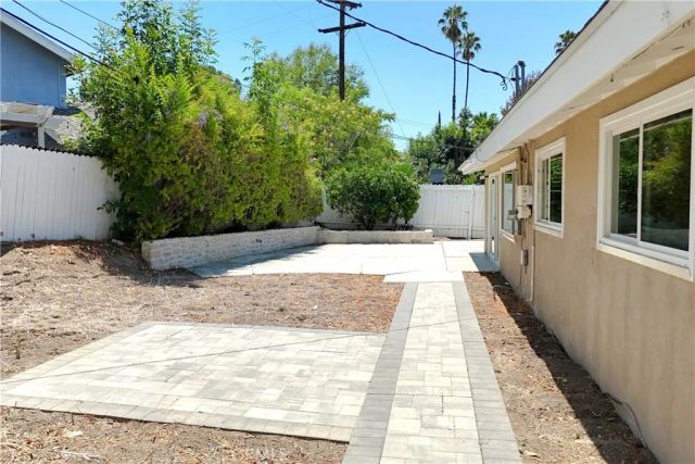 20703 Collins Street, Woodland Hills, CA 91367