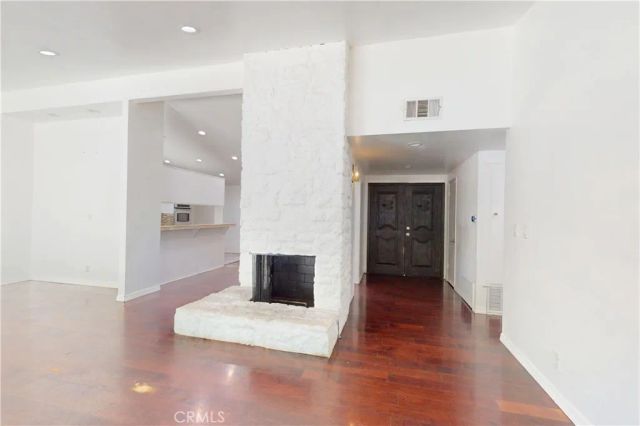 20703 Collins Street, Woodland Hills, CA 91367