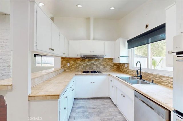 20703 Collins Street, Woodland Hills, CA 91367