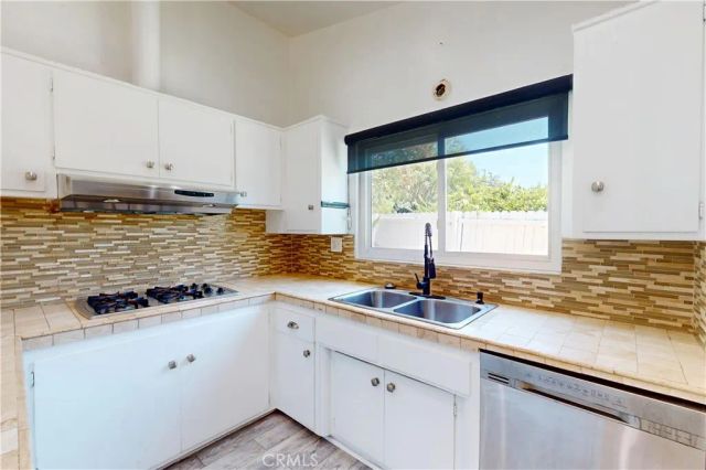 20703 Collins Street, Woodland Hills, CA 91367