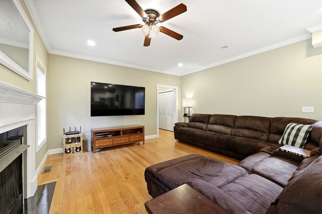 34 Bissonnette Cir, Southampton, MA 01073
