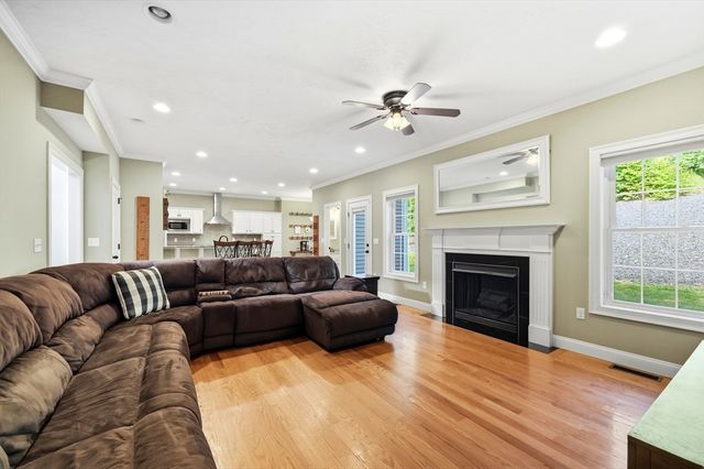 34 Bissonnette Cir, Southampton, MA 01073