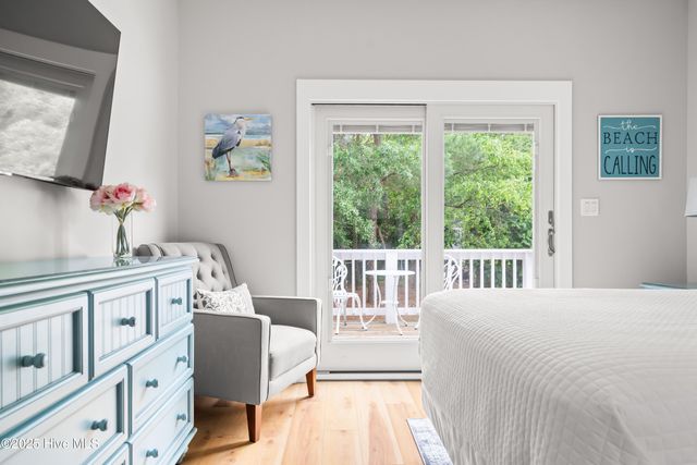 320 Governor Safford Lane, Emerald Isle, NC 28594