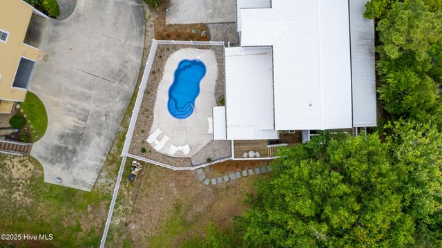 320 Governor Safford Lane, Emerald Isle, NC 28594