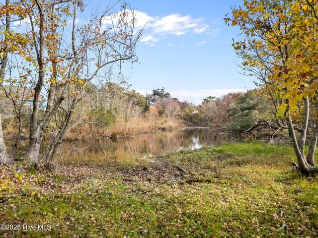 320 Governor Safford Lane, Emerald Isle, NC 28594